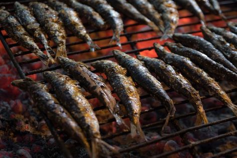 Best ever Portuguese-style grilled sardines recipe - BBQ's Algarve Grilled Sardines, European Bucket List, Sardine Recipes, Moroccan Dishes, Europe Bucket List, Bread Snacks, Juicy Steak, Moroccan Food, Portuguese Recipes