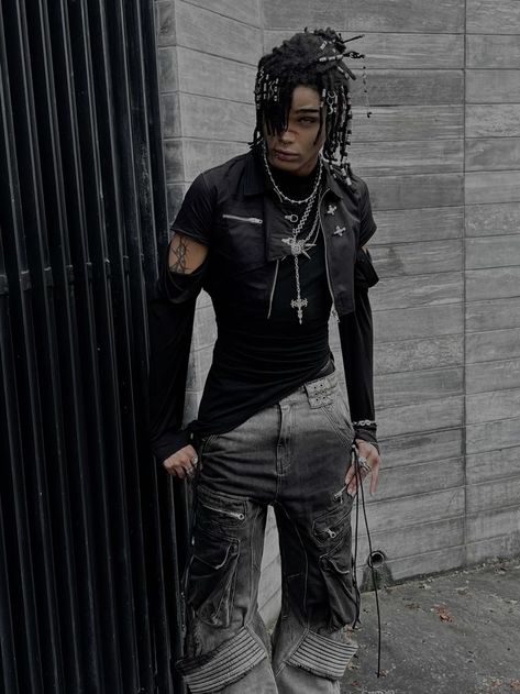 Cyberpunk Outfit, Anime Ideas, Oc Face, Mens Shorts Outfits, Monochrome Outfit, Dad Sneakers, Cyberpunk Style, Androgynous Fashion, Japanese Street Fashion