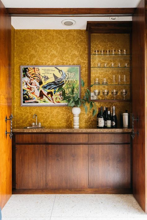 Mid Century Modern Craftsman Living Room, Mid Century Wet Bar Ideas, Mid Century Modern Bar Area, Retro Mid Century Modern Kitchen, Mid Century Basement Remodel, Mid Century Kitchenette, Mid Century Bar Ideas, Mid Century Modern Living Room Built Ins, Mcm Wet Bar