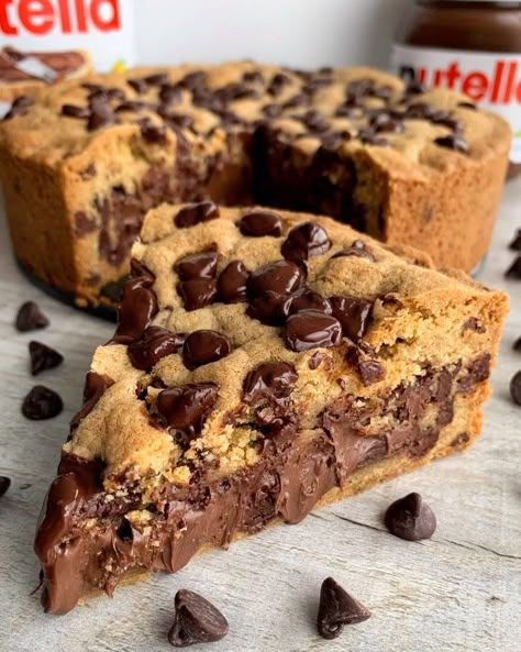 Fitwaffle Kitchen | Eloise on Instagram: “NUTELLA STUFFED COOKIE PIE 😍 Calling all chocolate and Nutella lovers! 🤩 This cookie pie is everything you need and more 🤤 Super soft and…” Stuffed Cookie Pie, Nutella Desserts, Soft Chocolate Chip Cookies, Nutella Cookies, Nutella Recipes, Easy Baking Recipes Desserts, Cookie Pie, Tasty Baking, Sweet Snacks Recipes