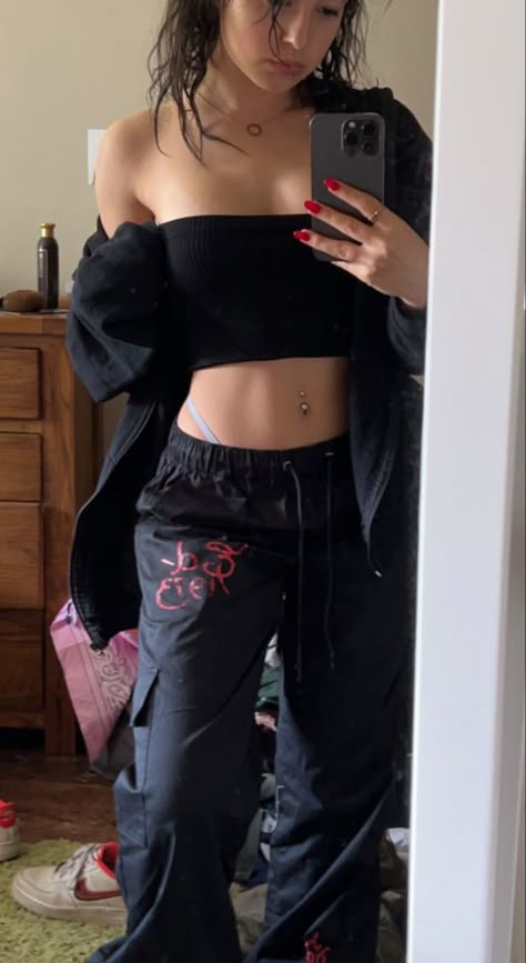 outfit inspo Ed Hardy Urban Outfitters, Cargos Outfits Aesthetic, Ed Hardy Cargo Outfit, Thong And Sweatpants Outfit, Ed Hardy Cargos, Urban Outfitters Outfit Ideas, Urban Outfitters Aesthetic, Cargos Outfit, Ed Hardy Outfit