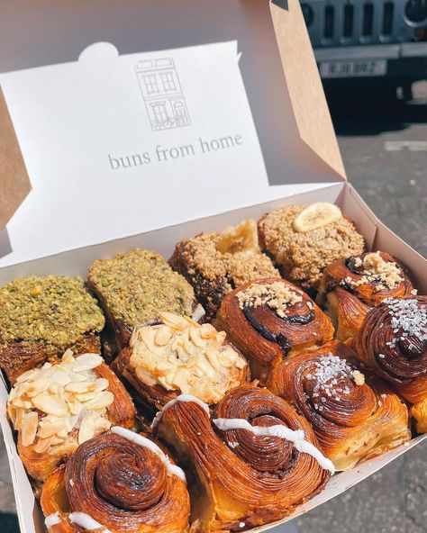 buns from home’s Instagram profile post: “Who are you sharing this selection box with this weekend? 🤔 #bunsfromhome #buns #nottinghill #hollandpark #coventgarden #bank #pastry…” Pastry Display Ideas, Baked Goods Display, Buns From Home, Pastries Aesthetic, Pastry Aesthetic, London Bakery, Pastry Packaging, Gourmet Box, Bake Sale Packaging