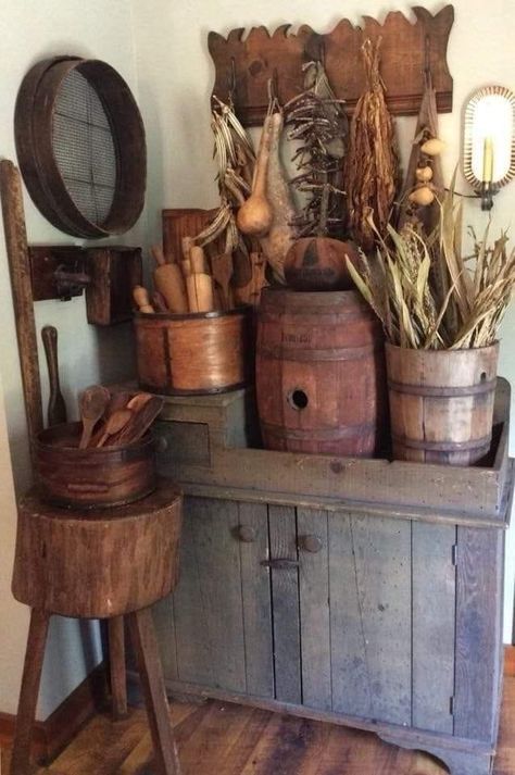 1950s Living Room Vintage, Primitive Kitchen Backsplash, Primitive Home Decorating, Mason Jars Ideas, Jars Ideas, Primitive Bathrooms, Deco Champetre, Dry Sink, Primitive Homes