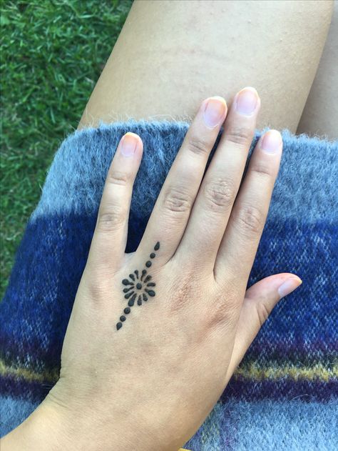 #small #delicate #henna #hennatattoo #girltattoo #hennahand #mehndi #design #ideas #mushaart #handdrawn #natural Small Henna Tattoo Designs, Small Henna Tattoo, Henna Hand Designs, Small Henna Tattoos, Small Henna Designs, Henne Tattoo, Henna Flower Designs, Cute Henna Designs, Cute Henna Tattoos