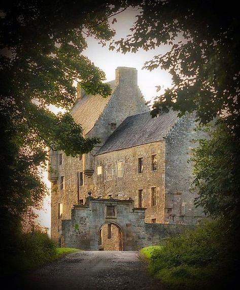 OUTLANDISH LOCATIONS: A LOOK AT MIDHOPE CASTLE – OUTLANDER’S LALLYBROCH Outlander Locations, Castle Scotland, Castle Mansion, Scotland Castles, Outlander Book, Scottish Castles, Outlander Tv, England And Scotland, Outlander Series