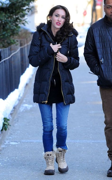 Love everything that Megan Fox is wearing, from the big coat, all the way down to her boots, and even her hair & make-up! Ugg Adirondack Boots Outfit, Adirondack Ugg Boots, Womens Fashion Casual Jeans, Ugg Adirondack, Winter Fashion Boots, Black Jewel, Black Orchid, Padded Coat, Megan Fox