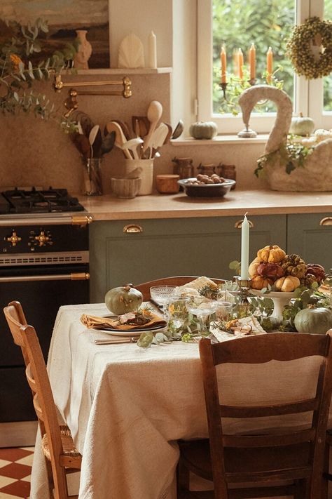 Joanna Gaines Thanksgiving, Connecticut Cottage, Basic Bread Recipe, Thanksgiving Prep, Traditional Thanksgiving, Table Decorating, Hosting Holidays, Dinner Table Setting, Dinner At Home