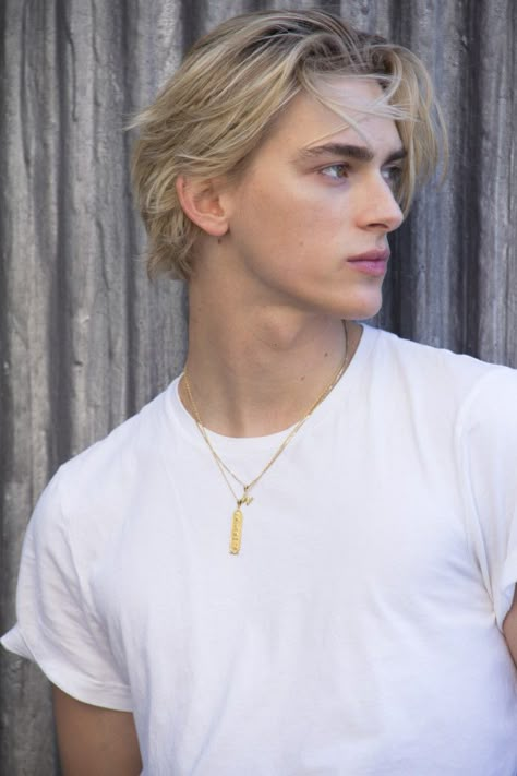 Polish Top Model Dominik Sadoch - Fashionably Male Platinum Blonde Men, Dominik Sadoch, Men Blonde Hair, Blonde Hair Green Eyes, Blonde Hair Boy, Mens Hairstyles Medium, Male Hair, Light Blonde Hair, Blonde Hair Blue Eyes