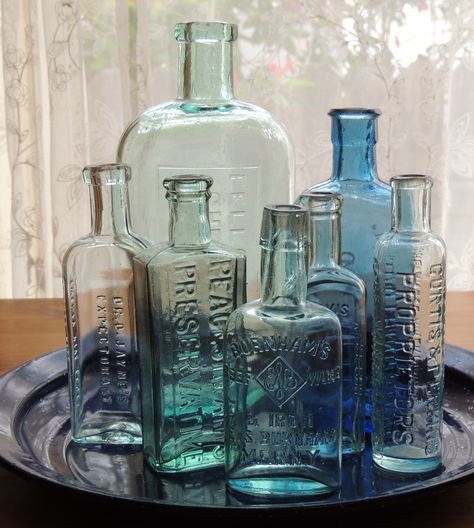 Antique Bottles Vintage Glass Bottles, Deco Marine, Old Glass Bottles, Antique Glass Bottles, Bottle Display, Antique Bottle, Vintage Jars, Ball Jars, Antique Bottles