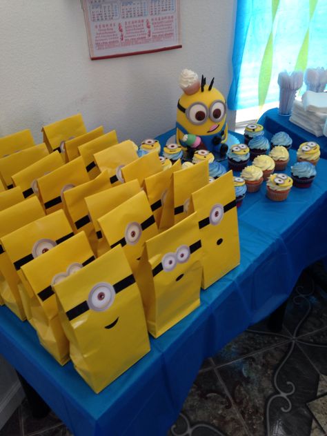 Minion theme birthday party Diy Minion Birthday Party, Minions Birthday Party Decorations, Minion Party Decorations, Minion Party Favors, Minion Party Theme, Minion Balloons, Minions Birthday Theme, Minion Decorations, Diy Minions