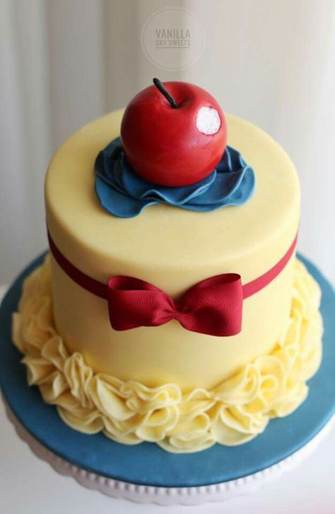 Snow white apple ruffle Mousse Au Chocolat Torte, Snow White Apple, Snow White Cake, White Birthday Cakes, Snow White Birthday Party, Disney Birthday Cakes, Snow White Birthday, Snow White Party, Disney Cakes