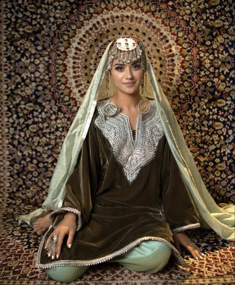 Kashmiri Bridal Dress, Kashmiri Hairstyle, Pheran Designs, Pakistani Culture Aesthetic, Kashmiri Dress, Aesthetic Pakistan, South Asian Culture, Pakistani Attire, Cultural Aesthetic