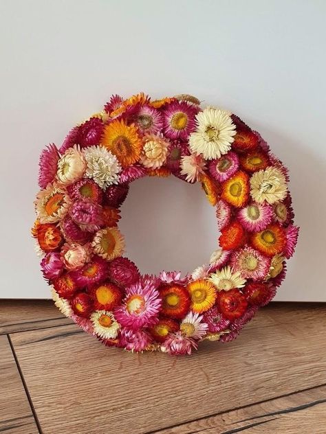 Strawflower Wreath, Dried Floral Wreaths, Growing Cut Flowers, Flower Projects, Diy Fleur, Wall Decorating, Dried Flower Wreaths, Flower Business, Wreaths And Garlands