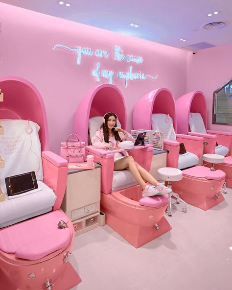 Jamie Chua 蔡欣颖 в Instagram: «Sharing some good news! 💅🏻 @princessscottage The nail parlour that I’ve been patronising for the last 3 years has opened their 3rd branch in…» Pink Nail Salon, Jamie Chua, Salon Aesthetic, Beauty Shop Decor, Nail Parlour, Pink Salon, Japan Nail, African Bridesmaid Dresses, Nail Salon And Spa