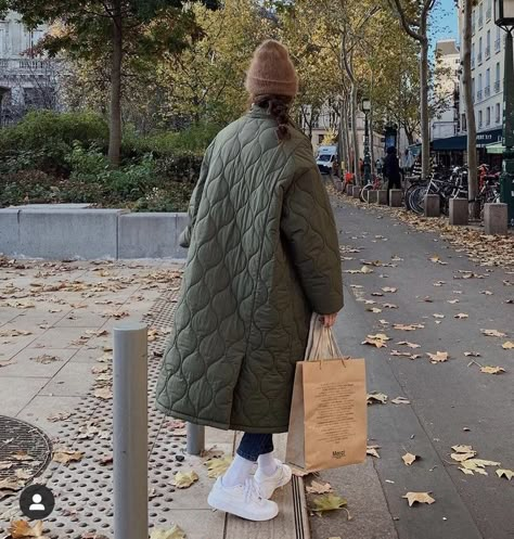 Quilted Coat Outfit, Long Quilted Coat, Cold Fashion, Outfit Trends, Street Style Winter, Green Coat, Quilted Coat, Mode Inspo, Winter Mode