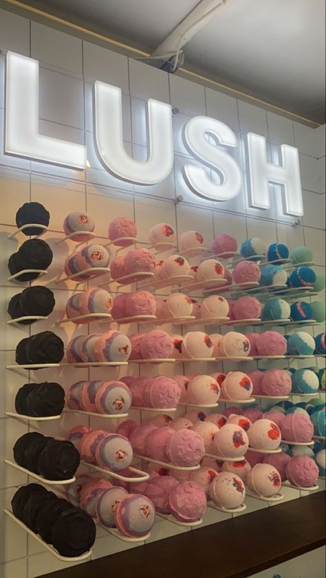 Lush Bath Aesthetic, Lush Christmas Products, Lush Bathbomb Aesthetic, Lush Interior, Lush Store, Bath Boms, Aesthetic Bath, Rose Petal Bath, Bath & Body Works