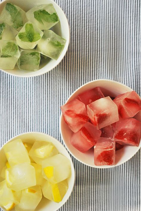 Source: The Pretty Dress Net Fruit Ice Cubes, Flavored Ice Cubes, Fresh Fruit Recipes, Flavor Ice, Fruit Ice, Fruit Breakfast, Fruit Infused, Ice Cubes, Fruit Recipes