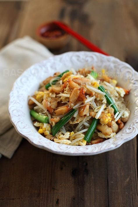 This easy crab noodles are made with mung bean threads (cellophane noodles) and crab meat. Delicious crab noodles recipe for any occasions. | rasamalaysia.com Mung Bean Noodle Recipes, Crab Noodles, Korean Crab, Glass Noodle Salad, Cellophane Noodles, Foods Ideas, Blue Crabs, Asian Noodle, Rasa Malaysia