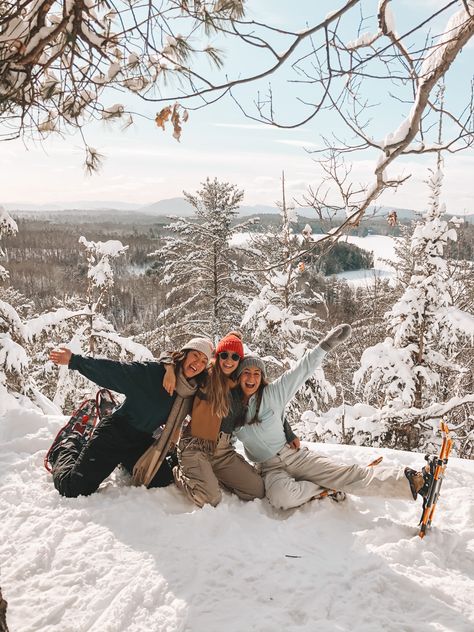 Snow Photoshoot Ideas Friends, Cute Winter Pics With Friends, Manali Trip With Friends, Snow Family Pictures, Winter Vacation Outfits, Snow Photoshoot, Travel Pose, Easy Photography Ideas, Friend Vacation