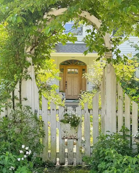 White Picket Fence Garden, Wood Fence Ideas, Picket Fence Gate, Picket Fence Garden, Wood Picket Fence, Garden Gates And Fencing, Picket Fences, Fence Designs, Rustic Fence