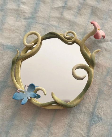 Clay Art Mirror Frame, Mirror With Clay Frame, Clay Decorated Mirror, Polymer Clay Mirror Frame Diy, Mirror Art Clay, Mirrors With Clay, Air Dry Clay Mirror Frame Diy, Clay Mirror Frame Aesthetic, Polymer Clay Mirror Frame