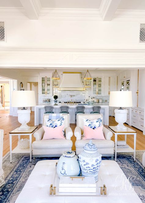 Living Room Designs Preppy, Grandmillenial Sitting Room, Preppy Lounge Room, Cape Style Home Interior, Southern Living Living Room, Grandmillennial Living Room, Preppy Interior Design, Southern Living Room, Preppy Farmhouse