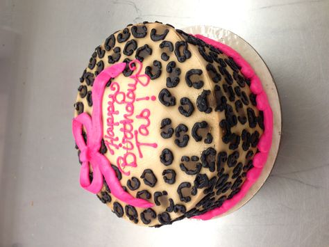 Cheetah print cake with bow Cheetah Bday Cake, Pink Leopard Print Cake, Cheetah Print Birthday Cake, Y2k Birthday Cake, Cheetah Print Cake, Cheetah Print Birthday, Cheetah Birthday Cakes, Cheetah Print Cakes, Cheetah Cake