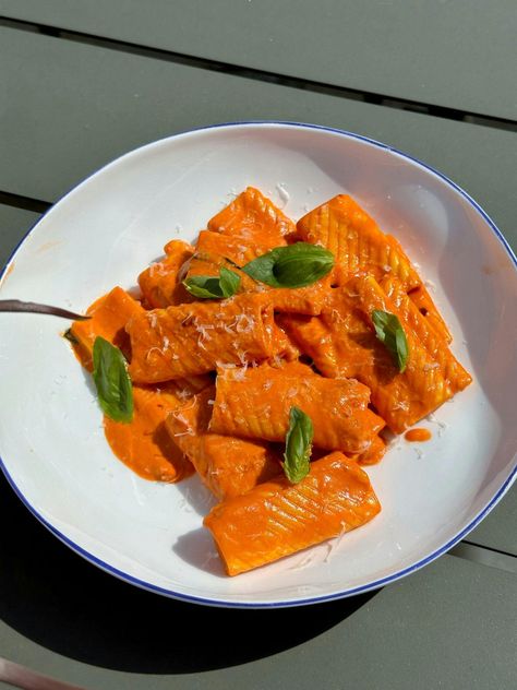 Rigatoni Alla Vodka • Mateo Kitchen Rigatoni Alla Vodka, Alla Vodka, Vodka Recipes, Pasta Machine, Pasta Dough, Cooking For Two, Chilli Flakes, Rigatoni, Tomato Paste