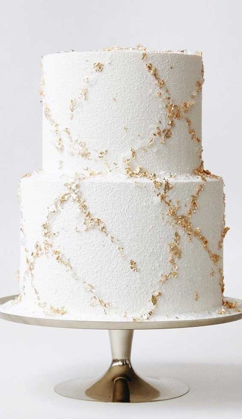 Gold And White Wedding Cake, White And Gold Wedding Cake, Gold And White Wedding, Unique Wedding Cake, White And Gold Wedding, Pretty Wedding Cakes, Wedding Cake Photos, Dream Wedding Cake, White Wedding Cakes