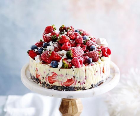 This frozen Christmas ice-cream cake is loaded with fruit, berries and brandy. It needs to be made the night before - giving you more time on the day. Christmas Ice Cream Cake, Frozen Pudding, Cake With Berries, Christmas Ice Cream, Beaux Desserts, Fruit Cake Christmas, Ice Cream Cake Recipe, Frozen Christmas, Christmas Lunch