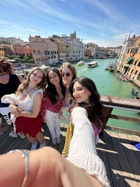 Florence With Friends, Rome With Friends, Europe With Friends, Travel Pictures Airport, Girl Best Friends Aesthetic, Italy Girls Trip, Italy With Friends, Bestie Vacation, Friend Adventures