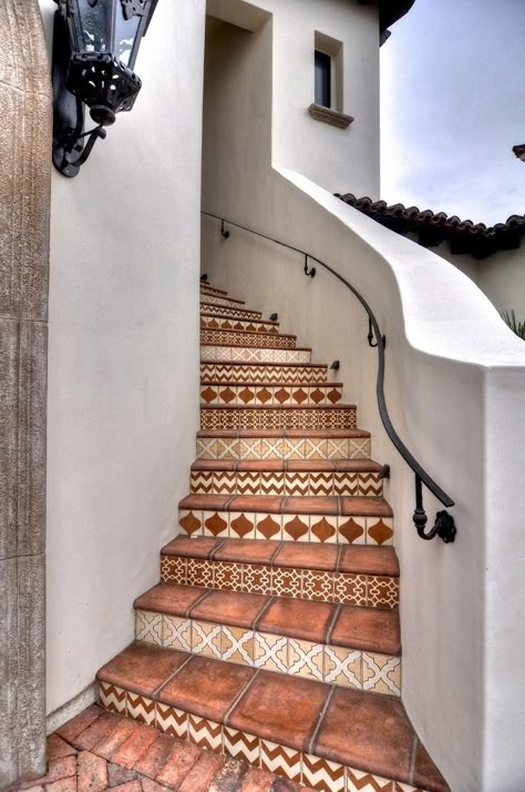 Entrance Staircase Outdoor, Terracotta Floor Tile Pattern, Tile Stair Landing, Terracota Stairs, Outdoor Stairs Tiles Design, Terracota Tiles Outdoor, Terracotta Staircase, Terracotta Stairs, Pattern Stairs