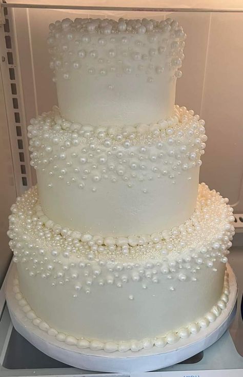 Wedding Cake With Pearls, Vintage Modern Wedding, Pearl Wedding Cake, Sweet Table Wedding, Wedding Cake Pearls, Pearl Cake, Dream Wedding Cake, Dream Wedding Decorations, Simple Wedding Cake