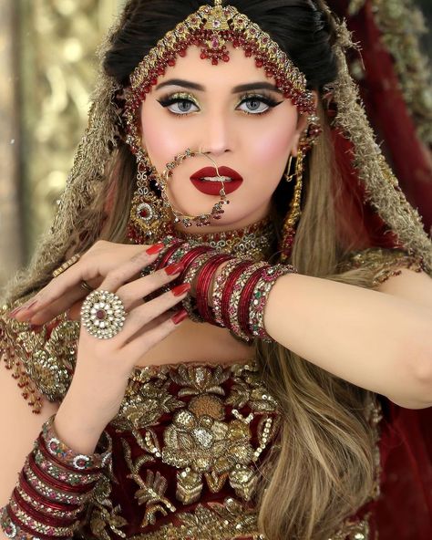 Kashees Bridal Makeup, Kashees Makeup, Kashee's Bridal Dresses, Barat Dress, Kanwal Aftab, Bridal Makeup Ideas, Beautiful Bridal Dresses, Bridal Makeup Images, Lehenga Red