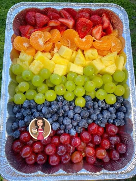 Rainbow Fruit Tray, Gender Reveal Party Food, Canteloupe, Fruits Decoration, Fruit Creations, Fruit Platter Designs, Party Snack Food, Party Food Buffet, Rainbow Fruit