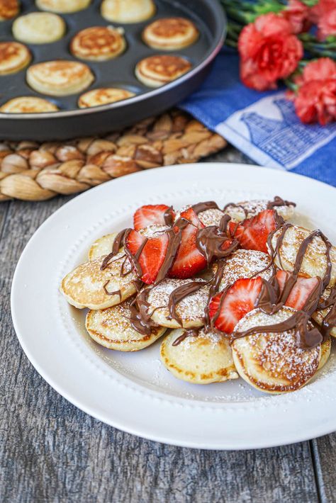 Poffertjes (Dutch Mini Pancakes) topped with fresh strawberries and Nutella. Mini Pankaces Ideas, Mini Pankaces, Mini Pancakes Business, Mini Pancakes Ideas, Cafe Pancakes, Mini Crepes, Cake Ideas Chocolate, Strawberries And Nutella, Nutella Ice Cream Recipe