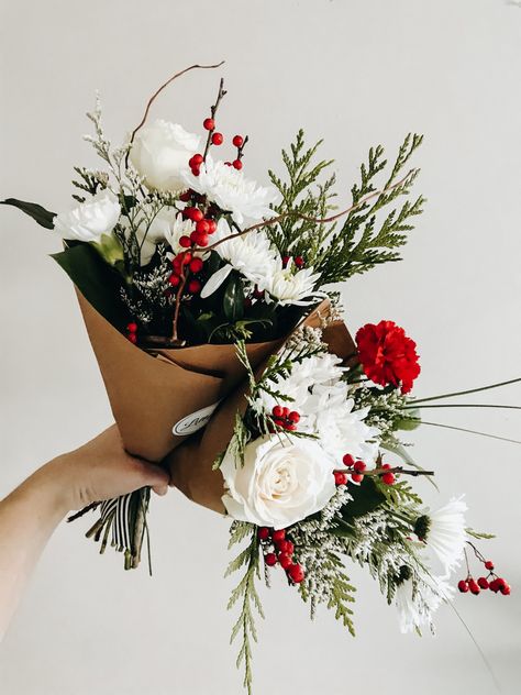 Nutcracker Flower Bouquet, Diy Christmas Bouquet Ideas, Christmas Floral Bouquets, Holiday Flower Bouquet, Flower Shop Christmas Display, Small Christmas Bouquet, Christmas Flowers Aesthetic, Christmas Flowers Bouquet, Small Farm Stand