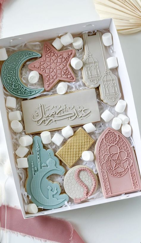 Deco Ramadan, Eid Sweets, Islamic Aesthetic, Cookie Baskets, Happy Eid Mubarak, Islamic Calligraphy Painting, Fondant Cookies, Cookies Decorated, Calligraphy Painting