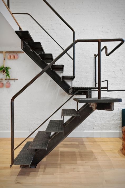 Minimal Staircase, Industrial Handrail, Staircase Interior Design, Grill Gate Design, Staircase Handrail, Stairs In Living Room, Iron Staircase, Minimalist Living Room Decor, Shower Box