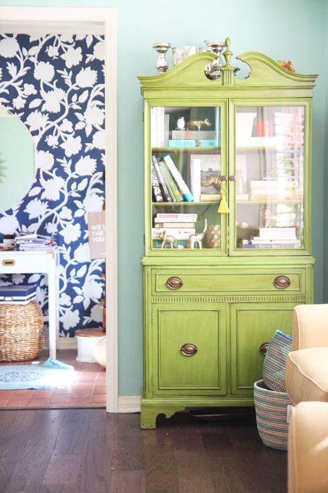 painted hutch Painted Vanities, Painted Bookcases, Aqua Living Room, Character Furniture, Kitchen Crockery, Green Painted Furniture, Painted Hutch, Painted China Cabinets, Decorating Hacks