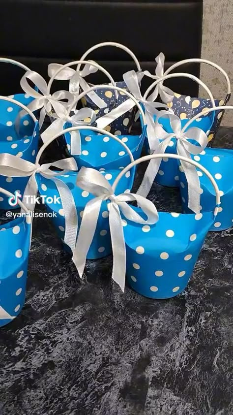 Candy Gifts Diy, Gift Wrapping Techniques, Creative Gift Wraps, Candy Land Christmas Decorations, Diy Gift Set, Gifts Wrapping Diy, בר מצווה, Diy Crafts Paper Flowers, Diy Gift Box