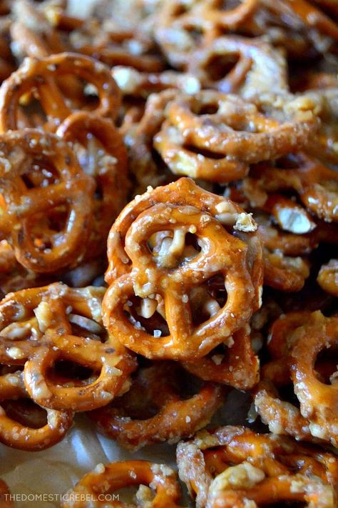 Buttery Toffee Pretzels, Sweet And Salty Pretzels, Pretzel Snack Mix Recipe, Toffe Pretzels, Toffee Pretzel Recipe, Recipes Using Pretzels, Praline Pretzels, Butter Toffee Pretzels Recipe, Sweet Party Snacks