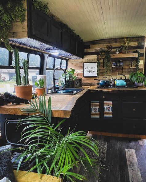 School Bus Tiny House, School Bus House, Camper Interior Design, Bus Living, Beach Hacks Kids, Kombi Home, Diy Camper Remodel, Bus House, Campervan Life