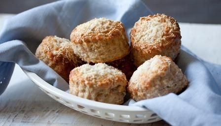 Wholemeal cheese scones http://www.bbc.co.uk/food/recipes/wholemeal_cheese_scones_12017 Wholemeal Scones, Berry Scones Recipe, Paul Hollywood Recipes, Sunday Roasts, Cheese Scone Recipes, Berry Scones, Cheese Scones, Savory Cheese, Savory Scones