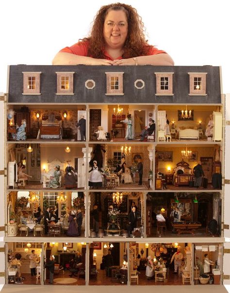 The Featherstone Hall Hotel -This is Julie Jackson’s first dollhouse, which is amazing in itself. But wait! There's more! Dollhouse Decorating, Georgian Mansion, Haunted Dollhouse, Doll House Ideas, Doll House Plans, Doll House Miniatures, Doll House Crafts, Dollhouse Projects, Victorian Dollhouse