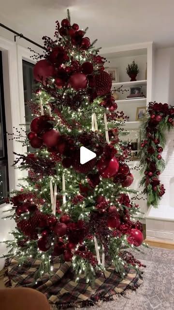 Burgundy Christmas Tree Decorations, Wine Red Christmas Tree, Red And Burgundy Christmas Tree, Big Ornaments On Tree, All Red Christmas Tree, Red White Green Christmas Tree, Christmas Tree Ideas Red, Burgundy Christmas Tree, Air Freshener Recipes