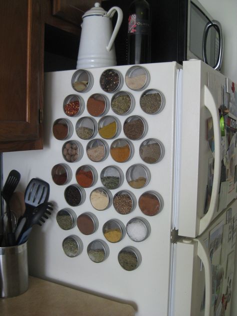 Make Your Own Magnetic Spice Rack  This is a super spice space saver! Say that 3 times fast. Small House Hacks, Diy Small Apartment, Apartment Hacks, Apartment Decorating On A Budget, Magnetic Spice, Spice Racks, Diy Apartment Decor, Diy Kitchen Storage, Spice Storage