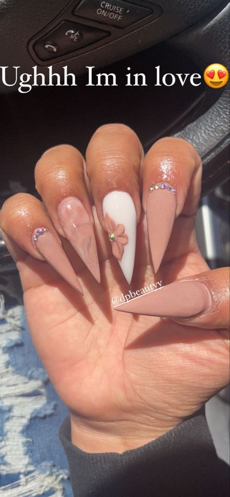 Almond Shape Design Ideas, Fall Almond Nails Ideas Brown Skin, Brown Nails Stiletto, Nude Stilletos Nails, Nude Matte Nails Design, Nude Stiletto Nail Designs, Stiletto Fall Nails, Fall Nails Stiletto, Brown Stiletto Nails