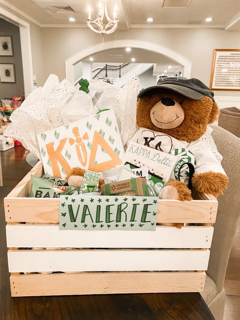 Kappa Delta Big Little Basket, Senior Basket Ideas, Senior Baskets Gift Ideas, Big Little Baskets Ideas, Senior Baskets, Sorority Party Themes, Senior Basket, Big Lil Gifts, Big/little Baskets