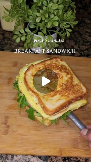 Fast Food Breakfast, Clean Eating Guide, Breakfast Sandwich Recipes, Brioche Bread, Gouda Cheese, Brunch Time, Bread Toast, Idee Pasto Sano, Perfect Breakfast